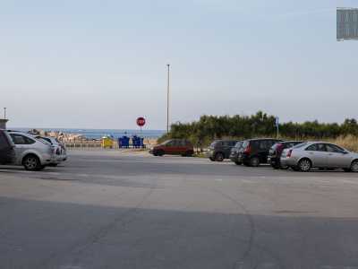 L�ultimo tratto del torrente, lungo trecento metri, di fatto non esiste pi�. La strada che ne ha ricoperto il corso, dopo aver fiancheggiato il centro di Torre a Mare e uno spiazzo che funge da parcheggio...